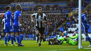 El Newcastle de Benítez irá al replay, el Arsenal pasa en el 89'