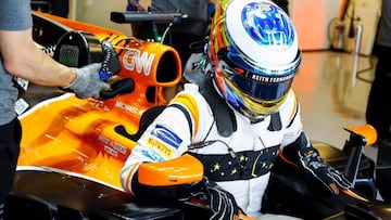 Fernando Alonso saliendo de su McLaren Honda en Abu Dhabi.