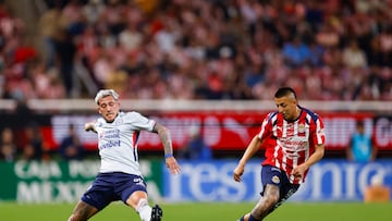 GUADALAJARA (MÉXICO), 27/11/2025.- Roberto Alvarado (d) de Guadalajara disputa el balón con Gonzalo Piovide de Cruz Azul este jueves, en un partido de cuartos final de la Liga MX entre Guadalajara y Cruz Azul en el Estadio Akron, en Guadalajara (México). EFE/ Francisco Guasco