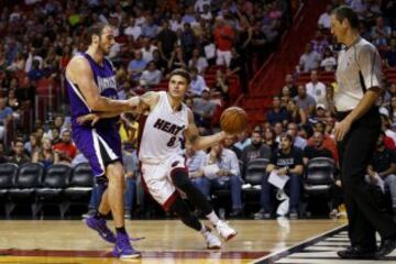 Tyler Johnson ante Kosta Koufos.