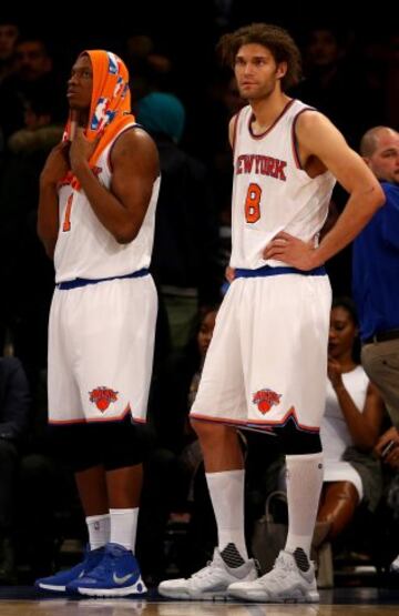 Kevin Seraphin y Robin Lopez durante el Knicks-Thunder del Madison.