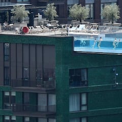 Polémica por una impresionante piscina transparente entre dos edificios