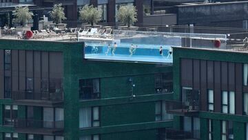 Pol¨¦mica por una impresionante piscina transparente entre dos edificios