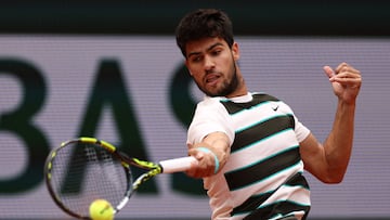 Carlos Alcaraz, en el partido contra Giulio Zeppieri en Roland Garros.
