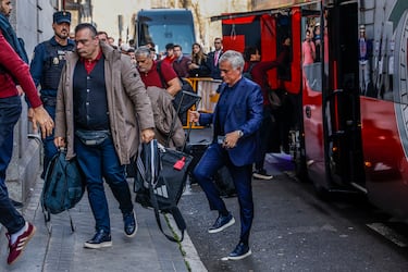 El entrenador portugués del Benfica José Mourinho llegando al hotel en Madrid. 