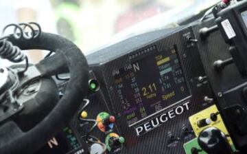 Sexta etapa, Uyuni-Uyuni. Vista del panel de instrumentación del Peugeot del piloto francés Stephane Peterhansel.