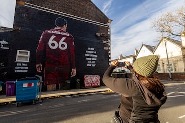 De ídolo a rival. Trent Alexander-Arnold, ahora jugador del Real Madrid, también tiene su mural. Se erigió en 2019, después de que el Liverpool ganara la Champions y con una frase que el lateral, nacido en Liverpool y en las filas ‘reds’ desde que tenía seis años, pronunció tras levantar el título. “Sólo soy un tipo normal de Liverpool cuyo sueño se ha hecho realidad”.