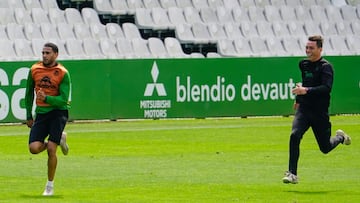 Jordi Mboula, del Racing, con Dani Salvador, preparador f¨ªsico del equipo, en El Sardinero.