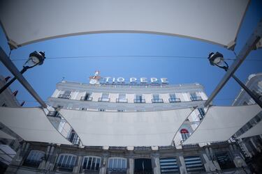Toldos instalados por el Ayuntamiento de Madrid en la Puerta del Sol. El Ayuntamiento de Madrid defiende la instalación de toldos desmontables en la Puerta del Sol, argumentando que es un Bien de Interés Cultural (BIC) donde no se pueden plantar árboles ni instalar estructuras permanentes.
02 JULIO 2025
Eduardo Parra / Europa Press
02/07/2025