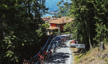 El pelotón durante la decimonovena etapa del Giro de Italia. 