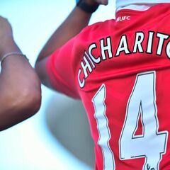 ‘Chicharito’ Hernández firmó su contrato con Chivas