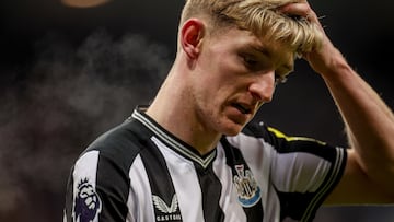 Newcastle (United Kingdom), 13/01/2024.- Anthony Gordon of Newcastle in action during the English Premier League match between Newcastle United and Manchester City in Newcastle, Britain, 13 January 2024. (Reino Unido) EFE/EPA/ADAM VAUGHAN EDITORIAL USE ONLY. No use with unauthorized audio, video, data, fixture lists, club/league logos, 'live' services or NFTs. Online in-match use limited to 120 images, no video emulation. No use in betting, games or single club/league/player publications.
