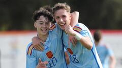 Arnu festeja un gol de la sub'17 con el madridista Paulo Iago.