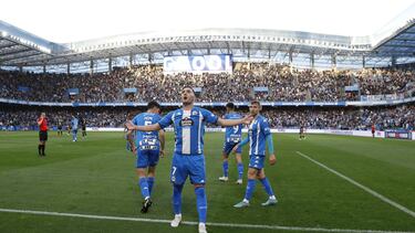 Lucas Pérez celebra un gol con el Depor en Riazor.