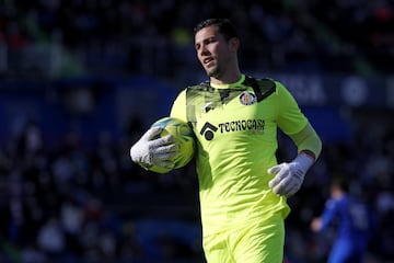 Comenzamos el repaso a los jugadores con nombres de ciudades con David Soria. El meta del Getafe hace 'honor' a la provincia castellano-leonesa defendiendo los tres palos de los azulones. Un portero contrastado a pesar de sus sólo 28 años. Madrileño con un inicio en las categorías inferiores de Real Madrid y Atlético, estuvo probando en diferentes lugares hasta que en 2013 fichó por la cantera del Sevilla. Sus buenas actuaciones en el Sevilla Atlético le llevaron a debutar con el primer equipo, donde tuvo su punto álgido en la final de la Europa League de 2016 ganada por los hispalenses, ante el Liverpool (1-3). En este partido estuvo perfecto con varias paradas. En 2018 ficha por el Getafe, donde es una de los jugadores destacados. Lleva cuatro temporadas como titular y no parece que nadie le vaya a poder mover de su sitio.