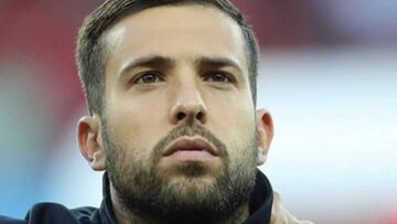 Jordi Alba con la sudadera de la selección española.