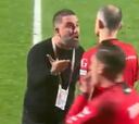 Arda Turan frena a Mourinho y es expulsado en un duelo caliente
