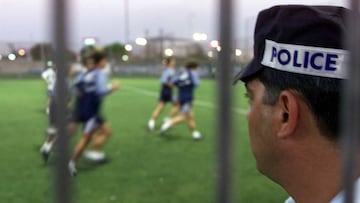 Entrenamiento vigilado por la polic&iacute;a.