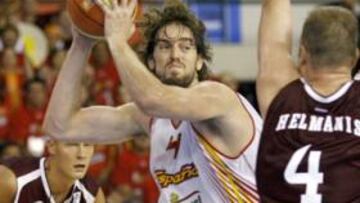 <b>EXCELENTE PAU.</b> La defensa letona no pudo con la estrella española.