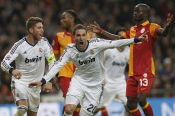 El argentino Gonzalo Higuain festeja junto a Sergio Ramos su gol al Galatasaray. 