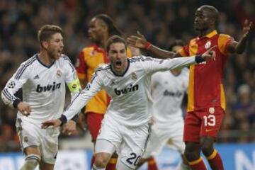 El argentino Gonzalo Higuain festeja junto a Sergio Ramos su gol al Galatasaray. 