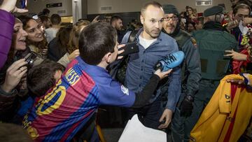 La expedición del Barcelona llegó a última hora de la tarde de ayer a Pamplona tras un viaje en avión. Algunos aficionados fueron a recibirlos. Iniesta fue muy aclamado.