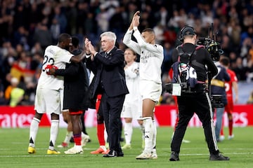 Mbapp, con Ancelotti, tras el partido.