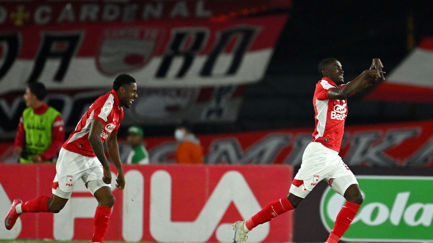 Jugadores de Platense y Santa Fe en acción