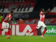 Santa Fe's midfielder #21 Ewil Murillo (R) celebrates scoring the opening goal next to teammate forward #14 Luis Palacios during the Superliga final second-leg football match between Independiente Santa Fe and Junior at the Nemesio Camacho El Campin Stadium in Bogota on January 21, 2026. (Photo by RAUL ARBOLEDA / AFP)