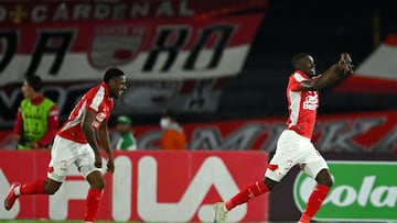 Santa Fe's midfielder #21 Ewil Murillo (R) celebrates scoring the opening goal next to teammate forward #14 Luis Palacios during the Superliga final second-leg football match between Independiente Santa Fe and Junior at the Nemesio Camacho El Campin Stadium in Bogota on January 21, 2026. (Photo by RAUL ARBOLEDA / AFP)