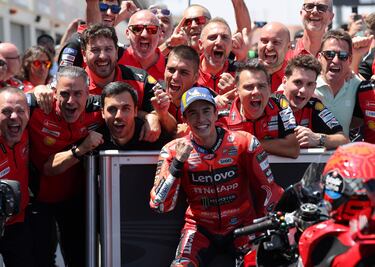 Alegría de Marc Márquez junto a todo su equipo de Ducati Lenovo Team tras proclamarse campeón del Gran Premio de Aragón.