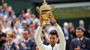 Djokovic, con el trofeo de campeón de Wimbledon.