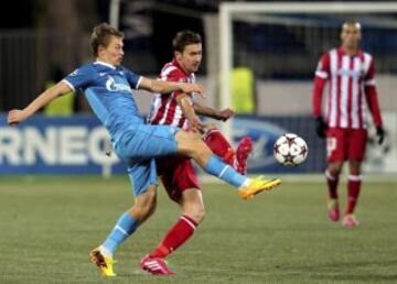 El centrocampista del Atlético de Madrid, Gabi Fernández (d) lucha por el balón con Oleg Shatov (i) del Zenit de San Petersburgo durante el partido correspondiente a la fase de grupos de la Liga de Campeones disputado en el estadio Petrovsky de San Petersburgo