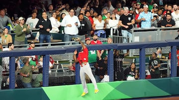 Momento en el que Arozarena atrapó una pelota en las semifinales contra Japón.