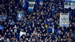 Aficionados del Atalanta, en las gradas de San Siro en el partido de Champions contra el Valencia. 