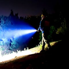 Así es la linterna led potente y recargable que no debe faltar en casa