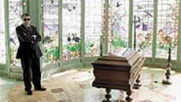 <B>en su fundación</b>. La capilla de José Manuel Lara Hernández se instaló en la Fundación Lara. Su discípulo y amigo Josep Crehueras no se movió de su lado en toda la tarde.