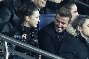 David Beckham y Bella Hadid en el palco del estadio del Parque de los Príncipes durante el partido de octavos de final de la Champions League 2017/2018 entre el PSG y el Real Madrid.