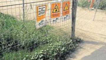 <b>LA IMAGEN DE AYER. </b>Así retrató ayer Carlos Mira la entrada a las obras del campo de Cornellà-El Prat. Mañana, pasado el día festivo de hoy, las máquinas entrarán por esta puerta para trabajar.