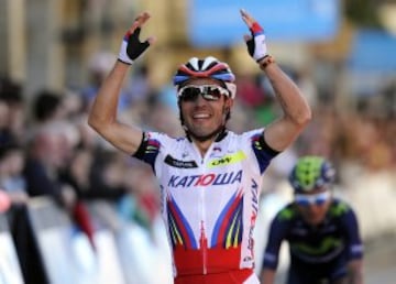 El ciclista Joaquín Rodríguez (ESP/Katusha) se ha impuesto a Sergio Luis Henao (dcha)(COL/Sky) y a Nairo Quintana (2d)(COL/Movistar) hoy en la meta, durante la tercera etapa de la 55 edición de la Vuelta al País Vasco, en la localidad guipuzcoana de Zumarraga. 