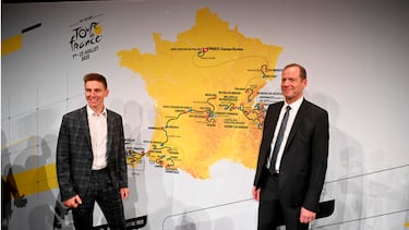 Tadej Pogacar, dos veces campeón del Tour, y Christian Prudhomme, director de la carrera, durante la presentación del recorrido de 2023.