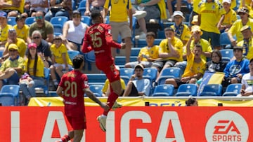 LAS PALMAS DE GRAN CANARIA, 14/04/2024.-El delantero marroquí del Sevilla Youssef En-Nesyri celebra su gol contra la UD Las Palmas, durante el partido correspondiente a la jornada 31 de LaLiga EA Sports que disputan este domingo en el Estadio de Gran Canaria. EFE/Quique Curbelo
