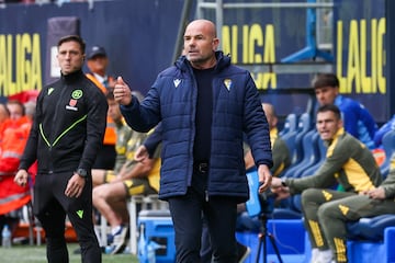 Paco López en el banquillo del Nuevo Mirandilla en la tarde de hoy sábado en el encuentro que enfrentaba al Cádiz frente al Real Oviedo.