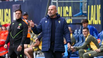 Paco López en el banquillo del Nuevo Mirandilla en la tarde de hoy sábado en el encuentro que enfrentaba al Cádiz frente al Real Oviedo.