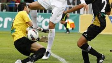 <b>EL ORIGEN. </b>Xabi Etxeita recoge el rechace, tras un error del portero Juanma. Rodas, al fondo, empujaría, en la continuación, a la red.