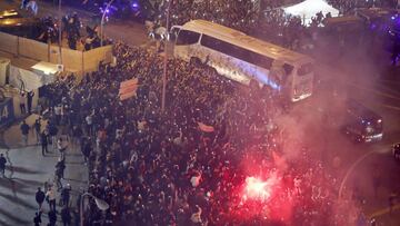 El recibimiento al autobús del Real Madrid en los aledaños del Santiago Bernabéu en la previa del partido de vuelta de octavos de Champions contra el PSG.
