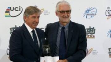  El director del euipo Movistar, Eusebio Unzu&eacute;, recibe de manos del presidente de la Uni&oacute;n Ciclista Internacional, Brian Cookson, el premio UCI World Tour 2014 durante el acto de entrega de los galardones.