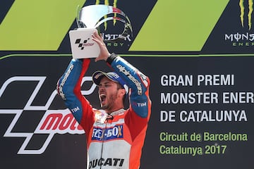 Alzando el título de campeón del GP de Cataluña
