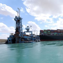 El atasco de mercancías sigue en el Canal de Suez tras dos meses