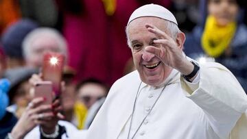 El Papa Francisco bendice el equipo femenino de f&uacute;tbol del Vaticano.